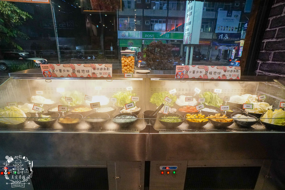 高雄[肉多多火鍋]聽說肉多多火鍋痛風海多多有12種海鮮???爽爽吃海鮮份量多到你嚇到!蔬菜火鍋自助吧30多種選擇霸氣吃到飽!也太撐了吧！