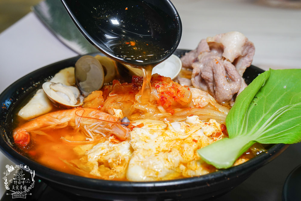 高雄[肯啃鍋]厚牛乳熬製的香醇牛奶鍋!麻辣牛奶鍋銷魂好喝~