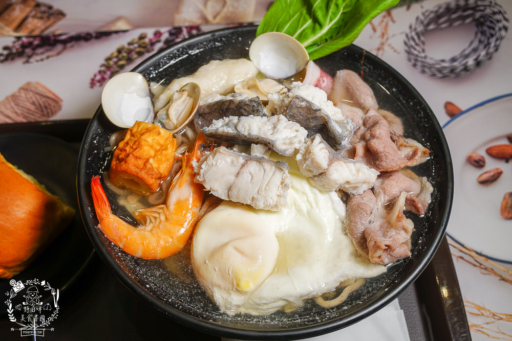 高雄[肯啃鍋]厚牛乳熬製的香醇牛奶鍋!麻辣牛奶鍋銷魂好喝~