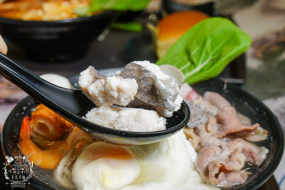 高雄[肯啃鍋]厚牛乳熬製的香醇牛奶鍋!麻辣牛奶鍋銷魂好喝~