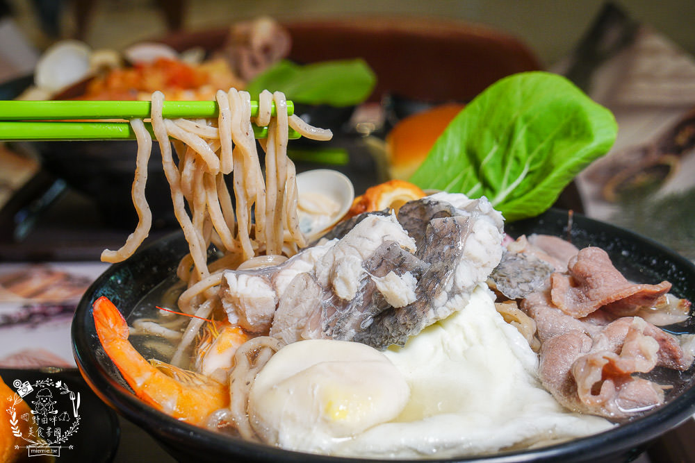 高雄[肯啃鍋]厚牛乳熬製的香醇牛奶鍋!麻辣牛奶鍋銷魂好喝~