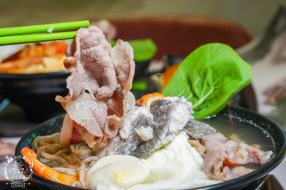 高雄[肯啃鍋]厚牛乳熬製的香醇牛奶鍋!麻辣牛奶鍋銷魂好喝~