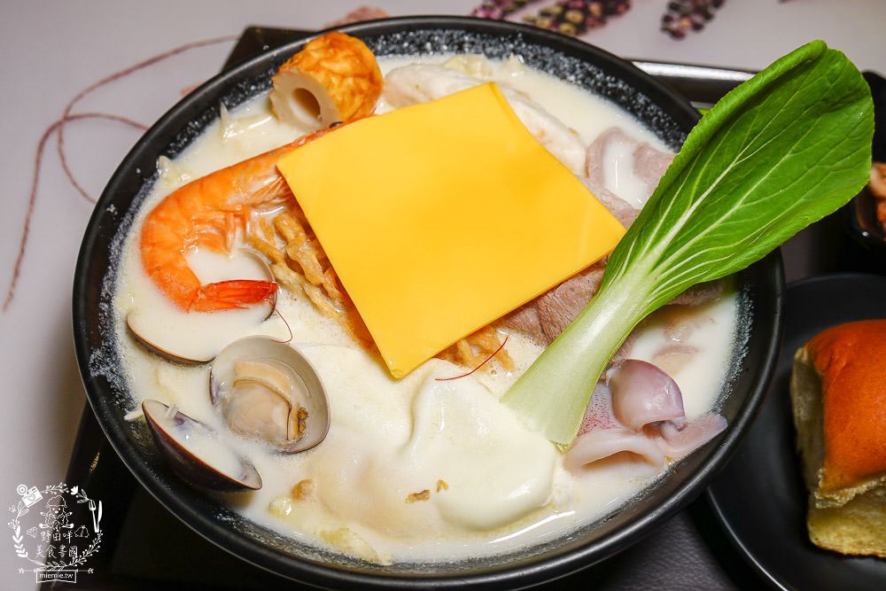 高雄[肯啃鍋]厚牛乳熬製的香醇牛奶鍋!麻辣牛奶鍋銷魂好喝~