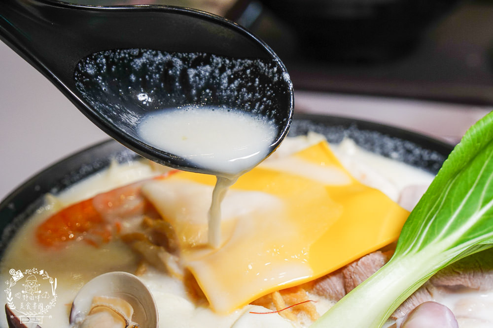 高雄[肯啃鍋]厚牛乳熬製的香醇牛奶鍋!麻辣牛奶鍋銷魂好喝~