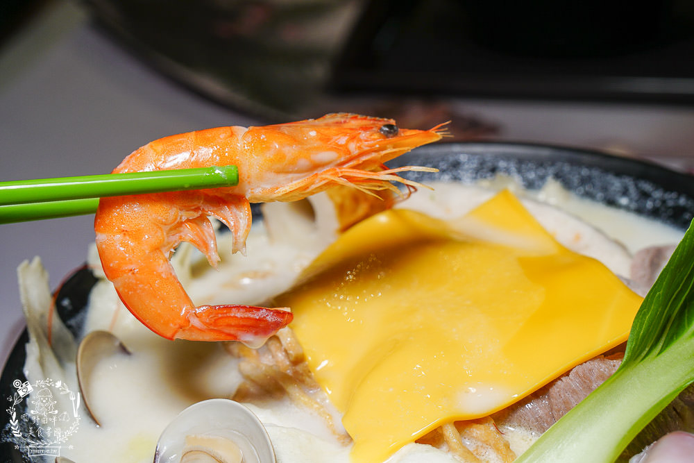 高雄[肯啃鍋]厚牛乳熬製的香醇牛奶鍋!麻辣牛奶鍋銷魂好喝~