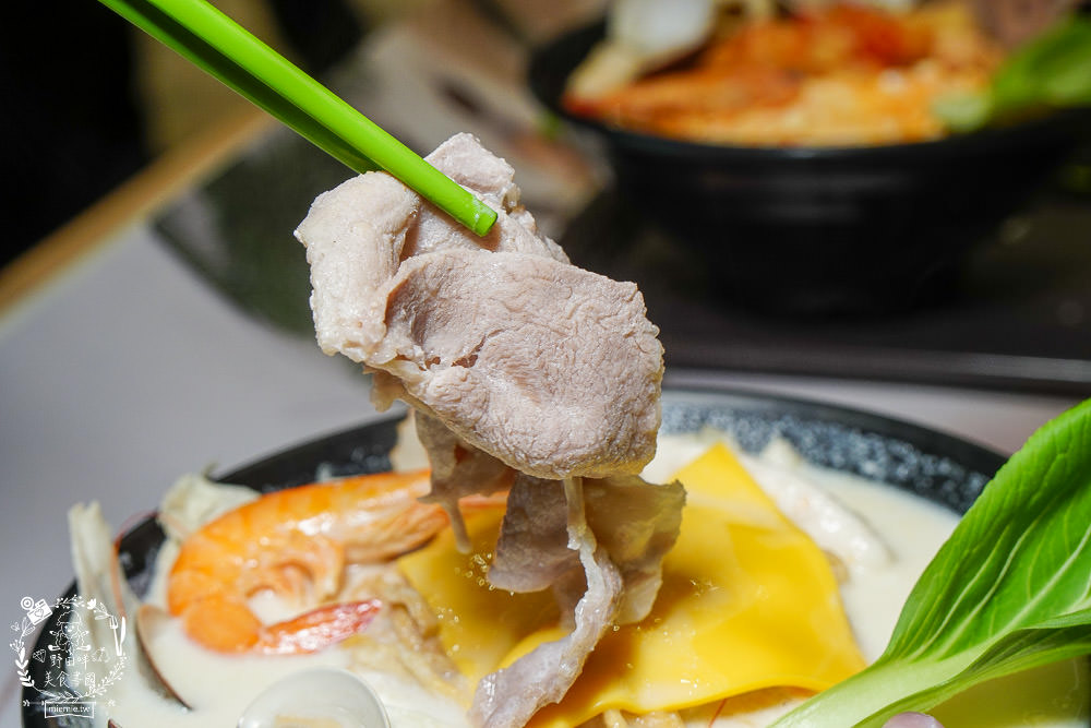 高雄[肯啃鍋]厚牛乳熬製的香醇牛奶鍋!麻辣牛奶鍋銷魂好喝~