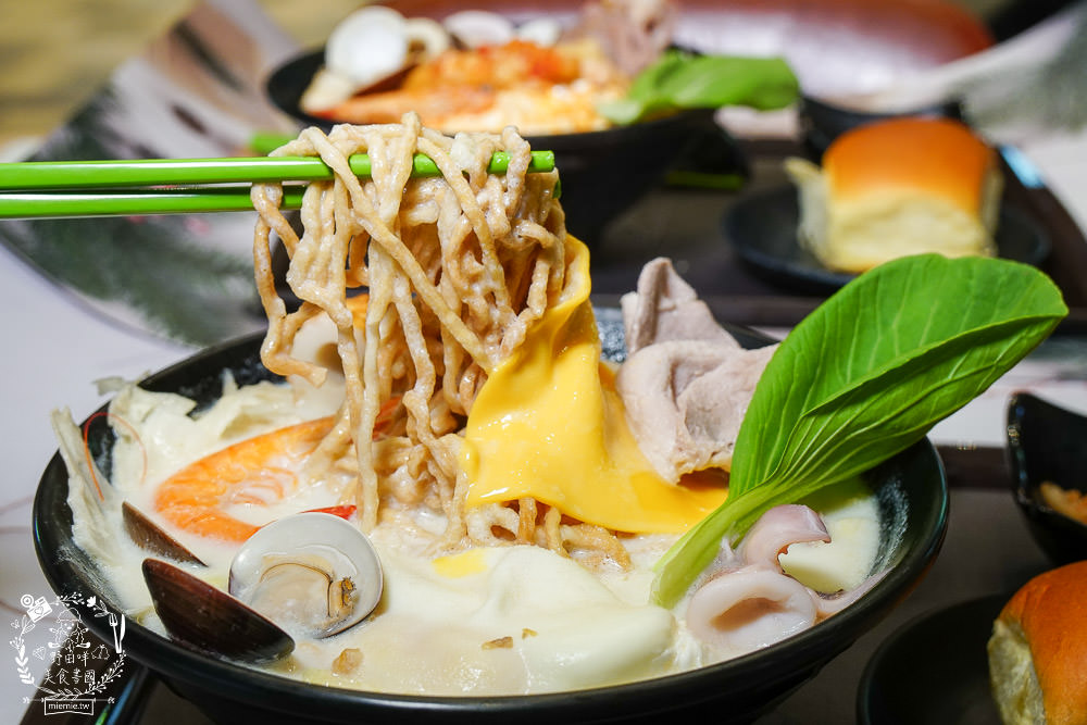 高雄[肯啃鍋]厚牛乳熬製的香醇牛奶鍋!麻辣牛奶鍋銷魂好喝~