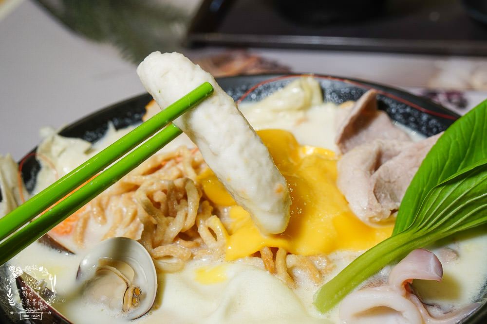 高雄[肯啃鍋]厚牛乳熬製的香醇牛奶鍋!麻辣牛奶鍋銷魂好喝~