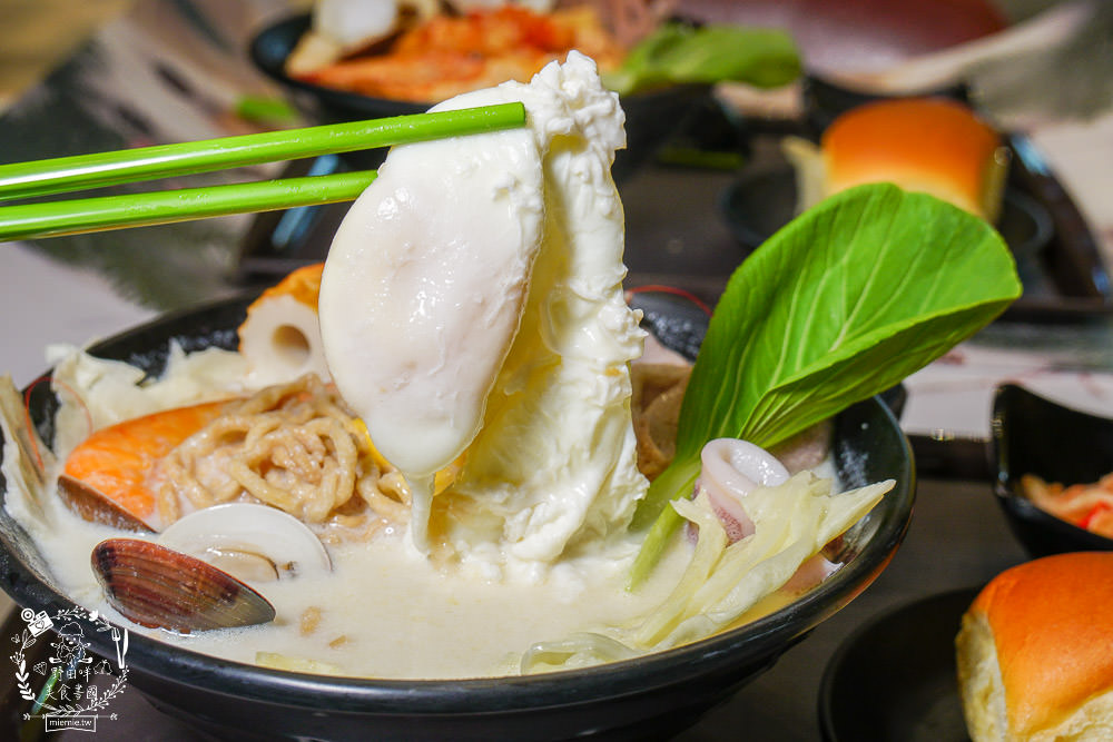 高雄[肯啃鍋]厚牛乳熬製的香醇牛奶鍋!麻辣牛奶鍋銷魂好喝~