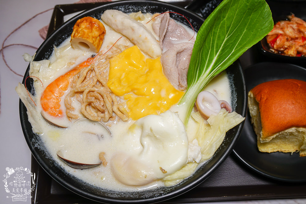 高雄[肯啃鍋]厚牛乳熬製的香醇牛奶鍋!麻辣牛奶鍋銷魂好喝~