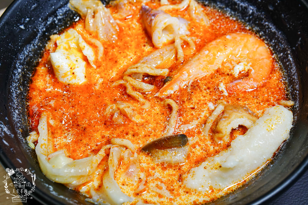 高雄[肯啃鍋]厚牛乳熬製的香醇牛奶鍋!麻辣牛奶鍋銷魂好喝~