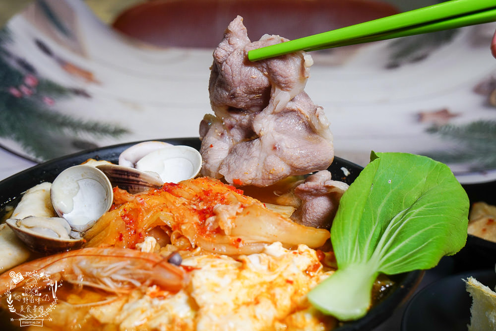 高雄[肯啃鍋]厚牛乳熬製的香醇牛奶鍋!麻辣牛奶鍋銷魂好喝~