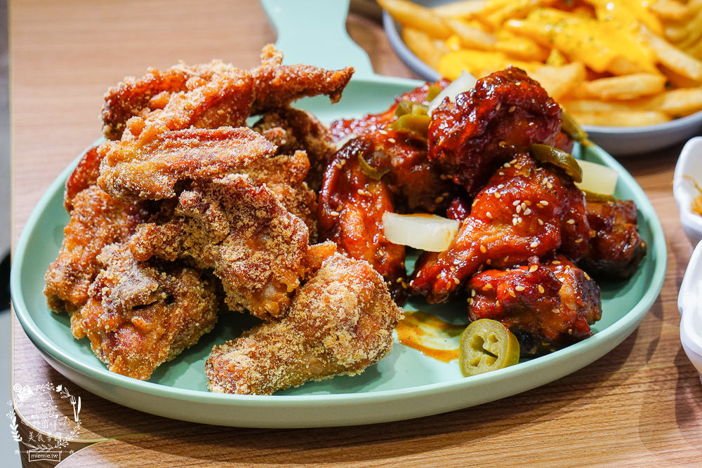 高雄[脆穀韓式炸雞]巨蛋商圈超夢幻的粉色韓國炸雞店!不用出國也能有置身在韓國的錯覺