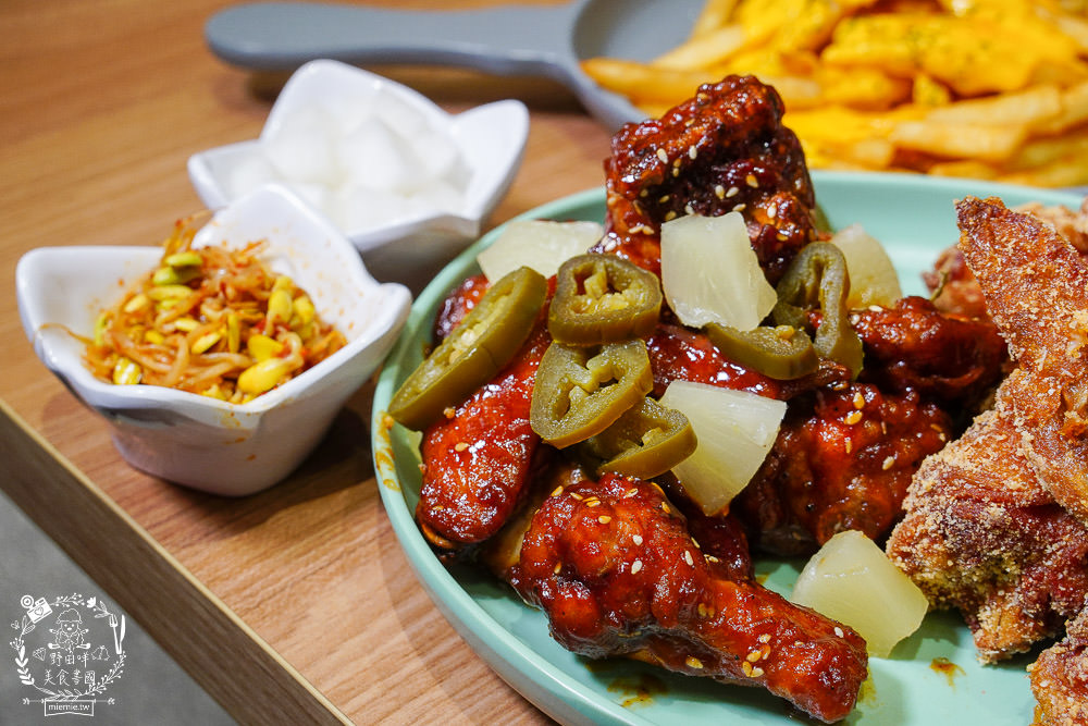 高雄[脆穀韓式炸雞]巨蛋商圈超夢幻的粉色韓國炸雞店!不用出國也能有置身在韓國的錯覺