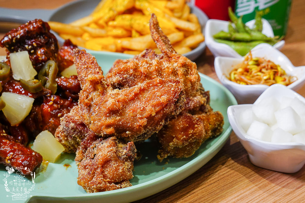 高雄[脆穀韓式炸雞]巨蛋商圈超夢幻的粉色韓國炸雞店!不用出國也能有置身在韓國的錯覺