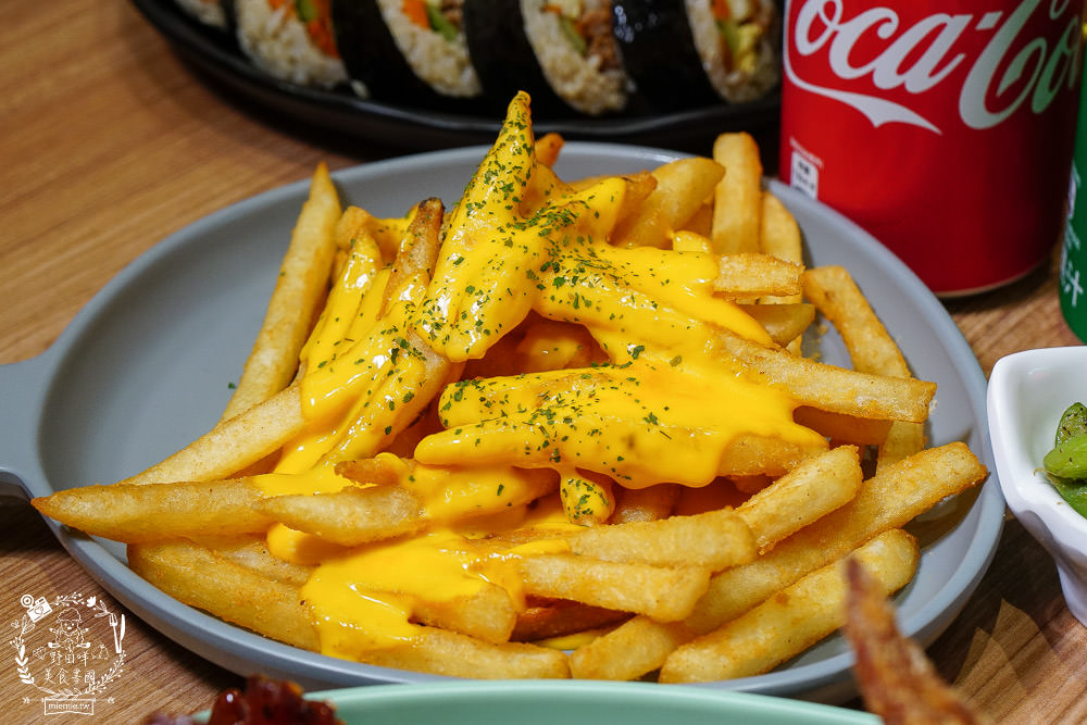 高雄[脆穀韓式炸雞]巨蛋商圈超夢幻的粉色韓國炸雞店!不用出國也能有置身在韓國的錯覺