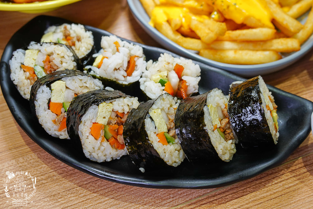 高雄[脆穀韓式炸雞]巨蛋商圈超夢幻的粉色韓國炸雞店!不用出國也能有置身在韓國的錯覺