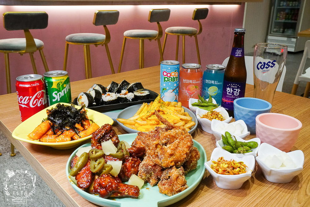 高雄[脆穀韓式炸雞]巨蛋商圈超夢幻的粉色韓國炸雞店!不用出國也能有置身在韓國的錯覺