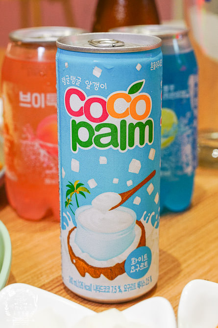 高雄[脆穀韓式炸雞]巨蛋商圈超夢幻的粉色韓國炸雞店!不用出國也能有置身在韓國的錯覺