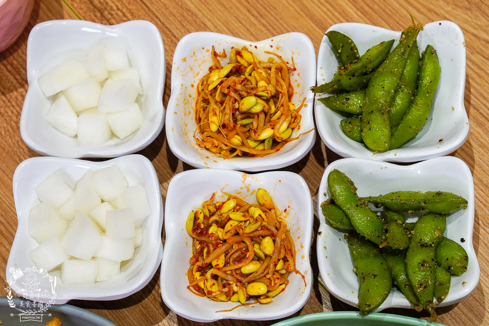 高雄[脆穀韓式炸雞]巨蛋商圈超夢幻的粉色韓國炸雞店!不用出國也能有置身在韓國的錯覺