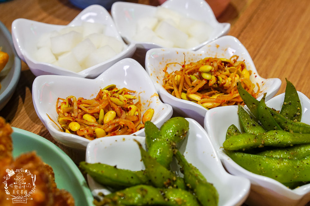 高雄[脆穀韓式炸雞]巨蛋商圈超夢幻的粉色韓國炸雞店!不用出國也能有置身在韓國的錯覺