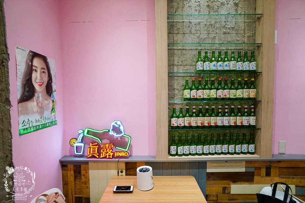 高雄[脆穀韓式炸雞]巨蛋商圈超夢幻的粉色韓國炸雞店!不用出國也能有置身在韓國的錯覺