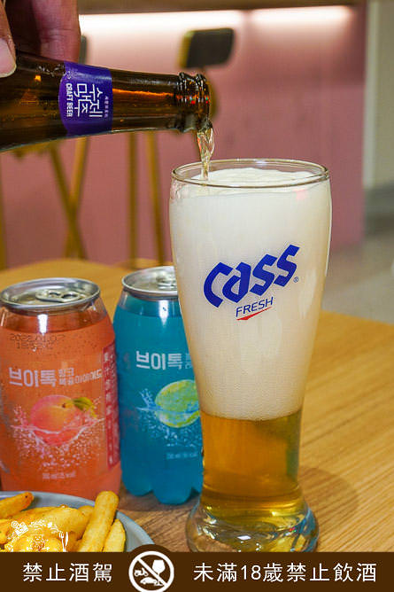 高雄[脆穀韓式炸雞]巨蛋商圈超夢幻的粉色韓國炸雞店!不用出國也能有置身在韓國的錯覺