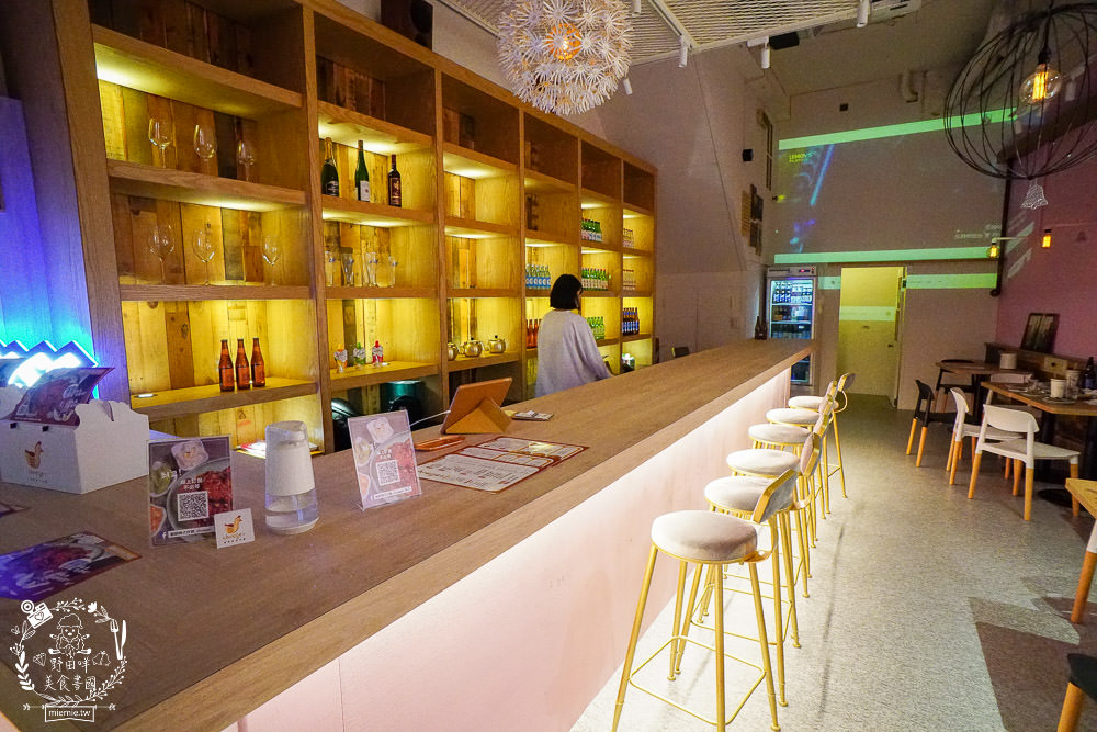 高雄[脆穀韓式炸雞]巨蛋商圈超夢幻的粉色韓國炸雞店!不用出國也能有置身在韓國的錯覺