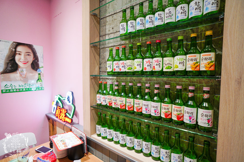 高雄[脆穀韓式炸雞]巨蛋商圈超夢幻的粉色韓國炸雞店!不用出國也能有置身在韓國的錯覺