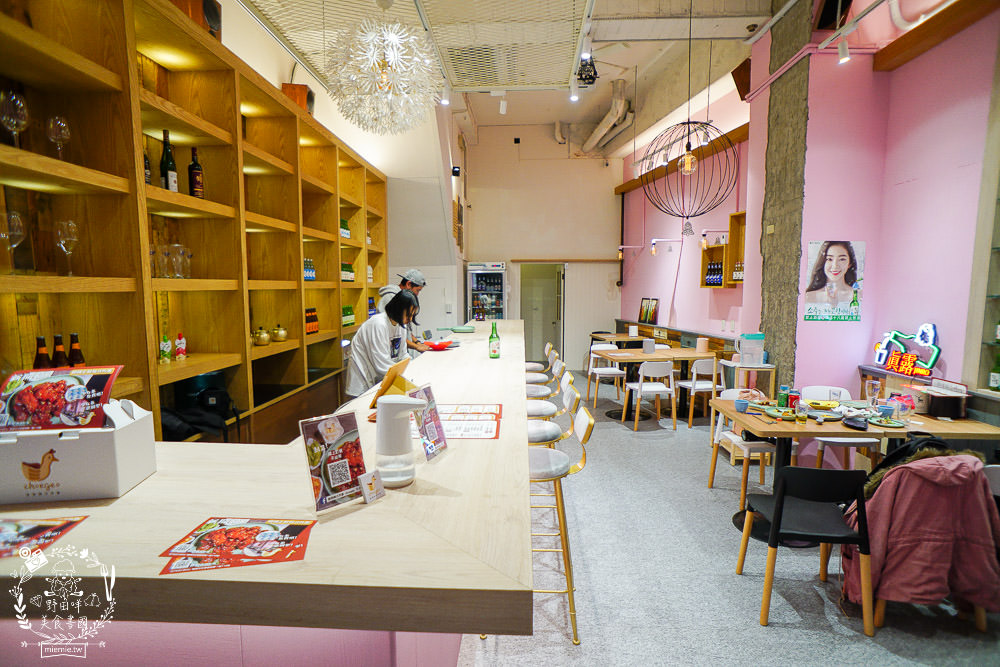 高雄[脆穀韓式炸雞]巨蛋商圈超夢幻的粉色韓國炸雞店!不用出國也能有置身在韓國的錯覺