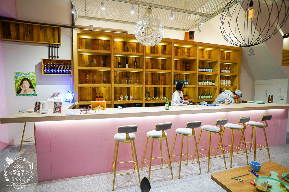 高雄[脆穀韓式炸雞]巨蛋商圈超夢幻的粉色韓國炸雞店!不用出國也能有置身在韓國的錯覺