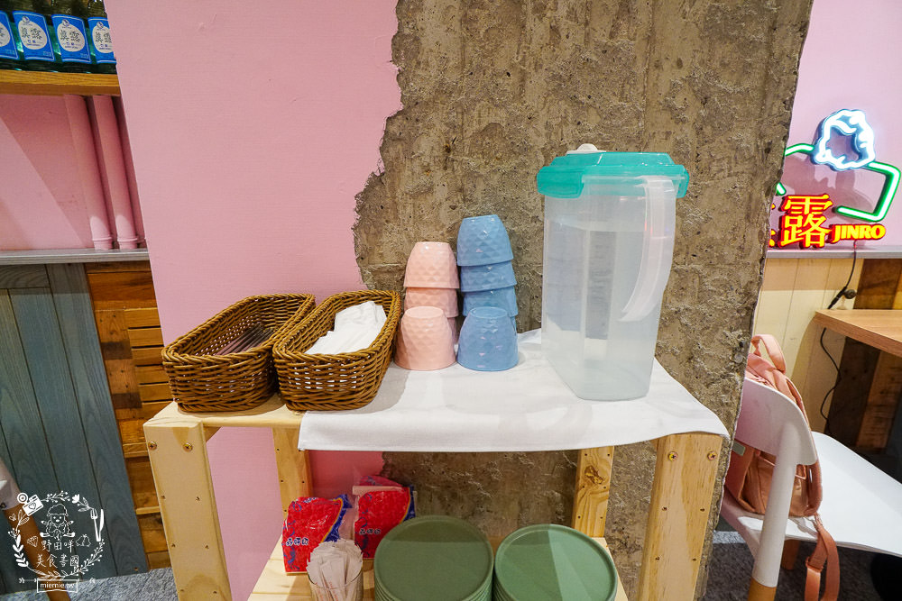 高雄[脆穀韓式炸雞]巨蛋商圈超夢幻的粉色韓國炸雞店!不用出國也能有置身在韓國的錯覺