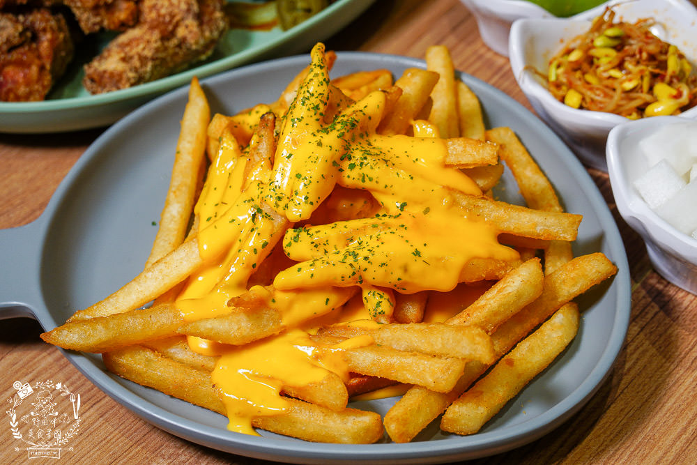 高雄[脆穀韓式炸雞]巨蛋商圈超夢幻的粉色韓國炸雞店!不用出國也能有置身在韓國的錯覺