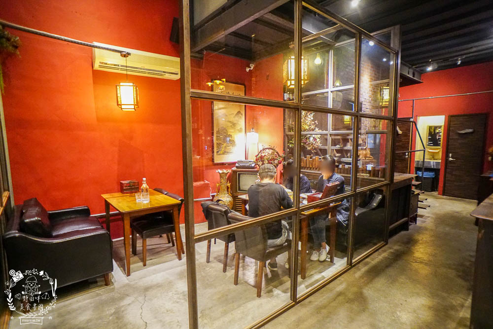 高雄[舊鎮]彷彿走進華燈初上的復古裝潢餐酒館!古香古色的浮誇調酒超好拍!