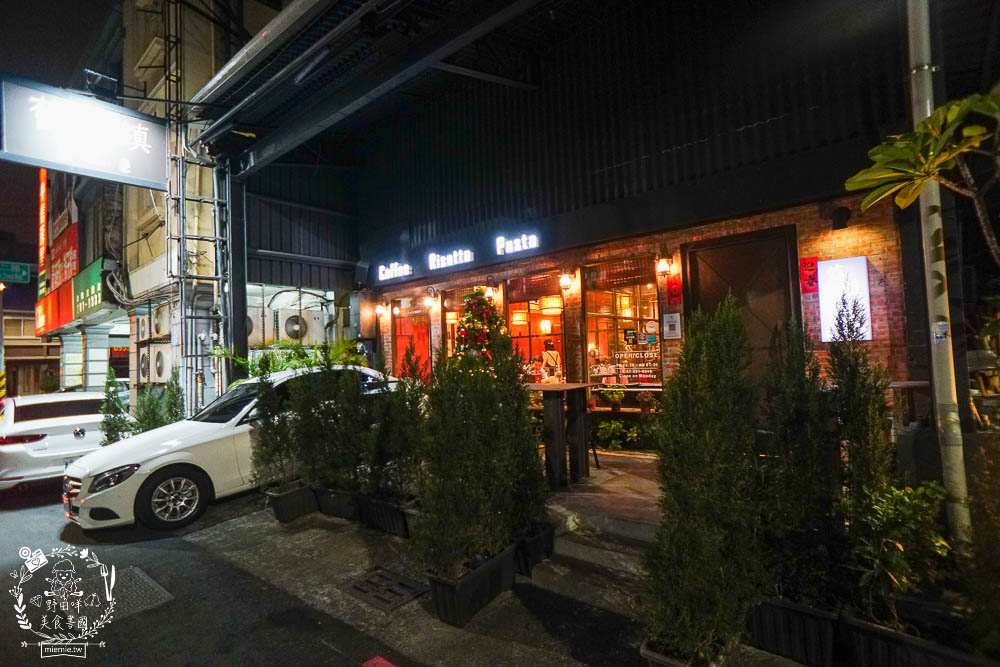 高雄[舊鎮]彷彿走進華燈初上的復古裝潢餐酒館!古香古色的浮誇調酒超好拍!