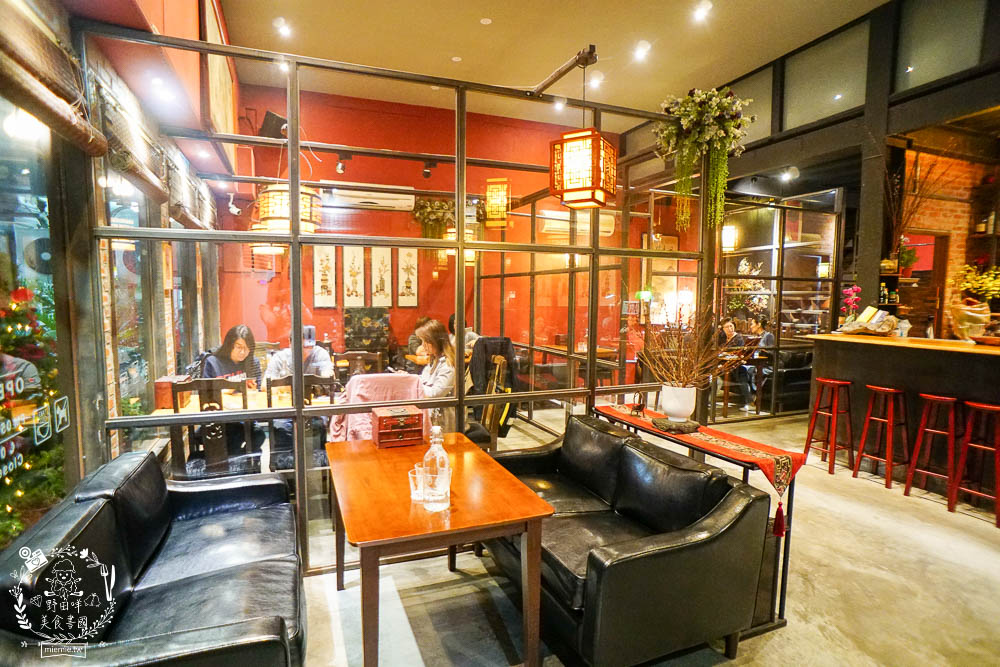 高雄[舊鎮]彷彿走進華燈初上的復古裝潢餐酒館!古香古色的浮誇調酒超好拍!