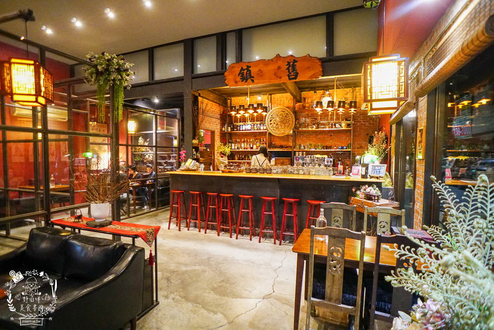 高雄[舊鎮]彷彿走進華燈初上的復古裝潢餐酒館!古香古色的浮誇調酒超好拍!