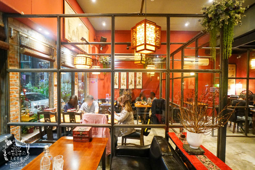 高雄[舊鎮]彷彿走進華燈初上的復古裝潢餐酒館!古香古色的浮誇調酒超好拍!