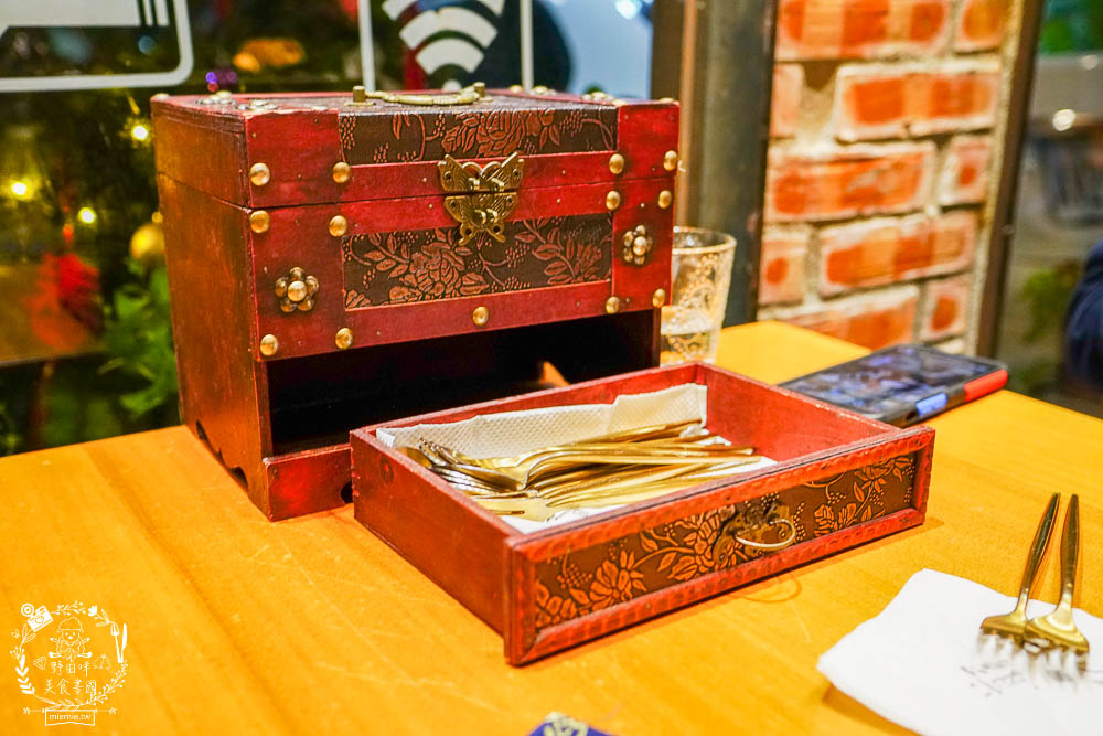 高雄[舊鎮]彷彿走進華燈初上的復古裝潢餐酒館!古香古色的浮誇調酒超好拍!