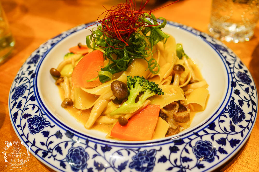 高雄[舊鎮]彷彿走進華燈初上的復古裝潢餐酒館!古香古色的浮誇調酒超好拍!