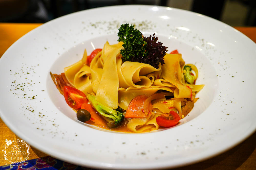 高雄[舊鎮]彷彿走進華燈初上的復古裝潢餐酒館!古香古色的浮誇調酒超好拍!