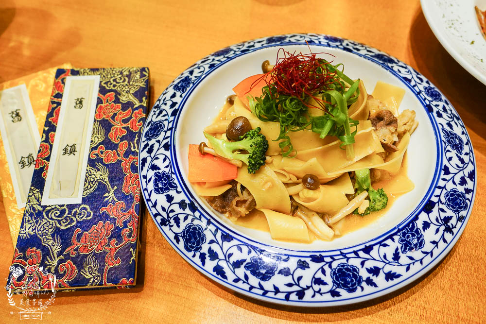 高雄[舊鎮]彷彿走進華燈初上的復古裝潢餐酒館!古香古色的浮誇調酒超好拍!