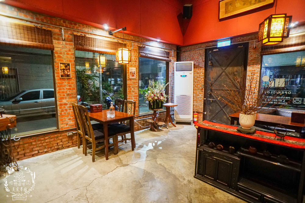 高雄[舊鎮]彷彿走進華燈初上的復古裝潢餐酒館!古香古色的浮誇調酒超好拍!