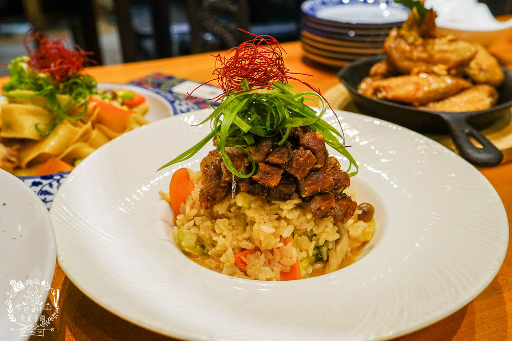 高雄[舊鎮]彷彿走進華燈初上的復古裝潢餐酒館!古香古色的浮誇調酒超好拍!