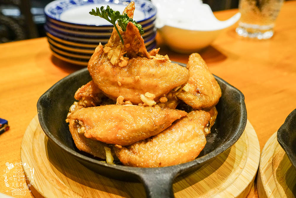 高雄[舊鎮]彷彿走進華燈初上的復古裝潢餐酒館!古香古色的浮誇調酒超好拍!