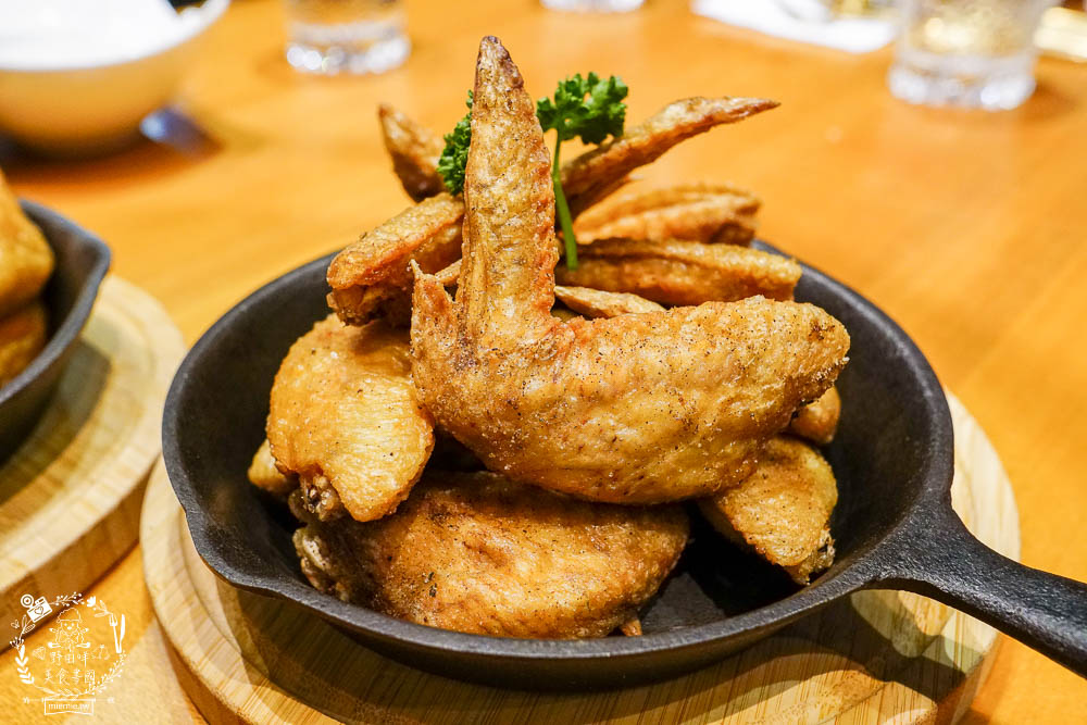 高雄[舊鎮]彷彿走進華燈初上的復古裝潢餐酒館!古香古色的浮誇調酒超好拍!