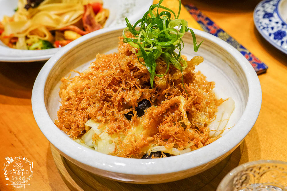 高雄[舊鎮]彷彿走進華燈初上的復古裝潢餐酒館!古香古色的浮誇調酒超好拍!