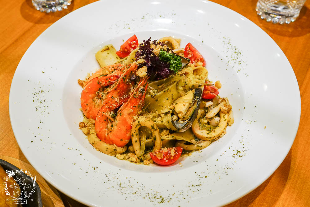 高雄[舊鎮]彷彿走進華燈初上的復古裝潢餐酒館!古香古色的浮誇調酒超好拍!