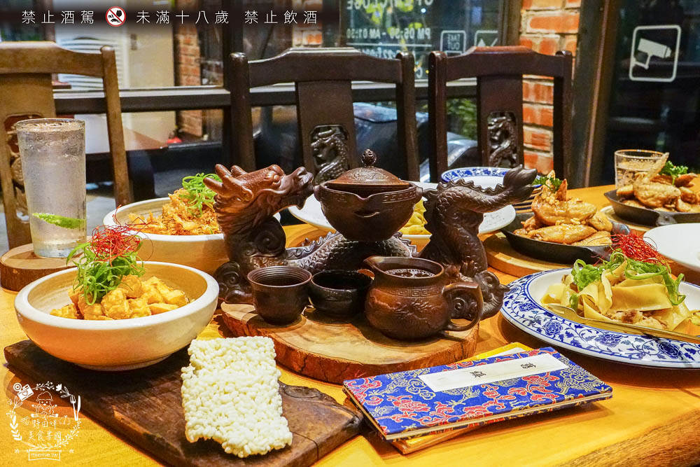 高雄[舊鎮]彷彿走進華燈初上的復古裝潢餐酒館!古香古色的浮誇調酒超好拍!