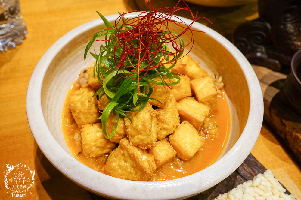 高雄[舊鎮]彷彿走進華燈初上的復古裝潢餐酒館!古香古色的浮誇調酒超好拍!